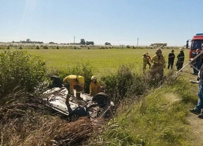 Vuelco en el acceso a Ascensión: un auto terminó en la cuneta tras perder el control