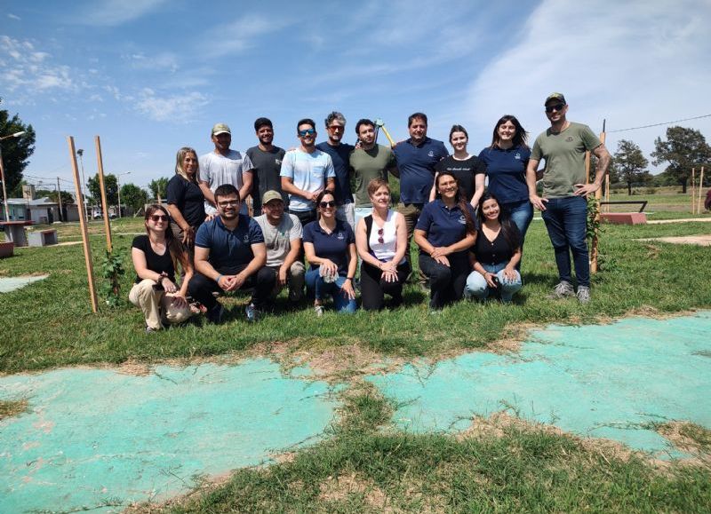 Plantación de árboles en la plazoleta del Barrio 20 de Octubre