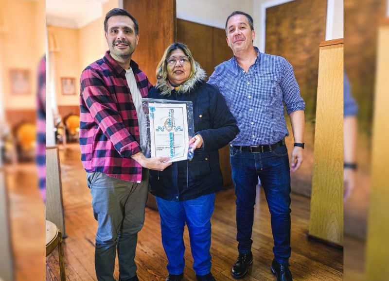 La intendencia entregó la escritura número 650 y avanzó con la regularización de viviendas para familias de la ciudad