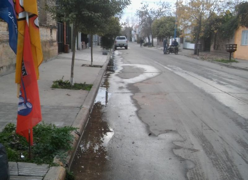 Vecinos siguen denunciando la falta de agua y otros, el derroche