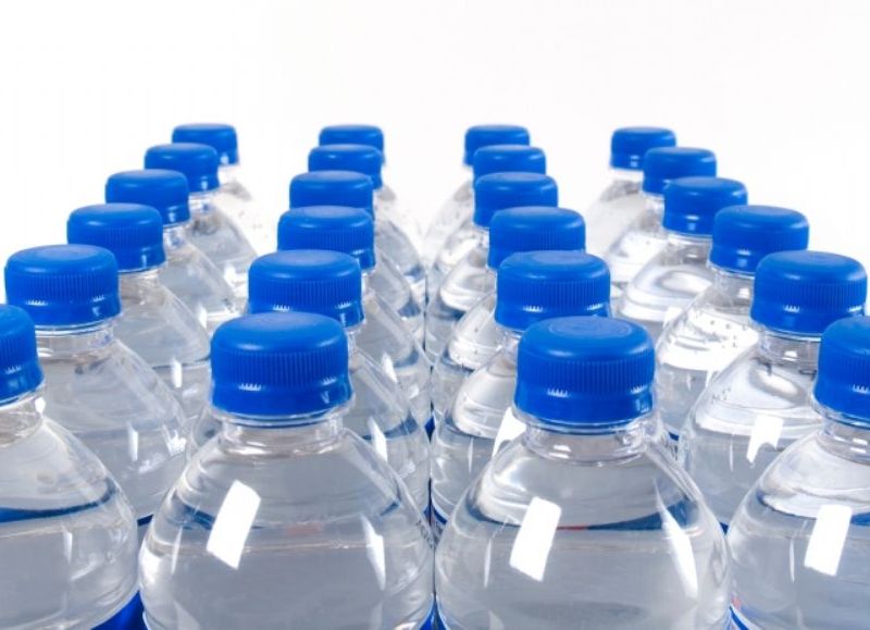 Ante la demora en restablecer el servicio de agua, el Municipio reparte agua en los barrios