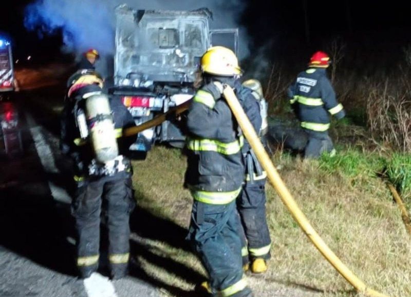 Ruta 65: un camión se incendió por completo durante la madrugada