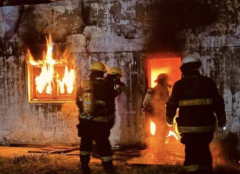 Explotó una garrafa, una familia quedó en la calle y hay dos heridos graves