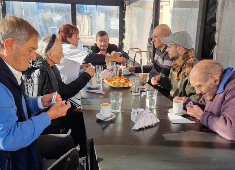 Una merienda y muchas sonrisas: emotiva salida para los abuelos del Hogar Madre Teresa de Calcuta