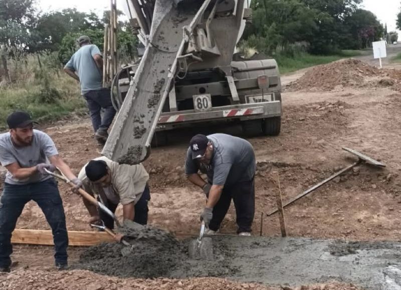 Carabelas: el municipio construye un badén y prevé finalizarlo esta semana