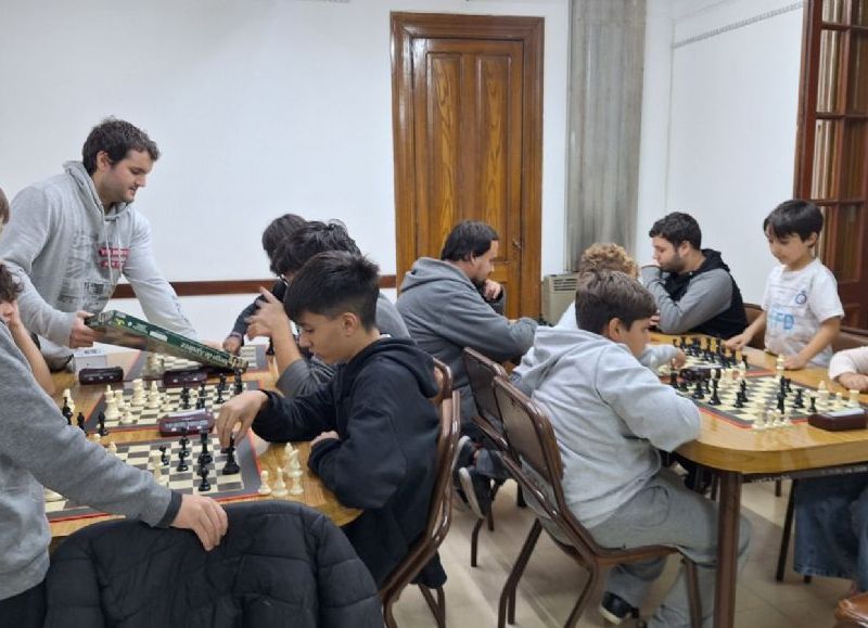 El taller municipal de ajedrez ya reúne a más de 20 participantes y tiene cupos completos