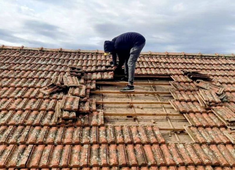 Reparan los techos de la Parroquia Nuestra Señora de los Ángeles en Carabelas