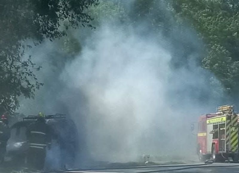 Incendio de un utilitario en la Ruta 188
