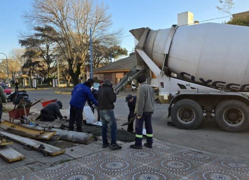 Avanzan las reparaciones de cordones cuneta sobre la avenida 25 de Mayo para mejorar el drenaje y la seguridad vial