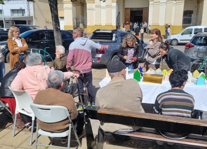 VIDEO | Se presentó la propuesta "Manos que Iluminan" en la Plaza San Martín