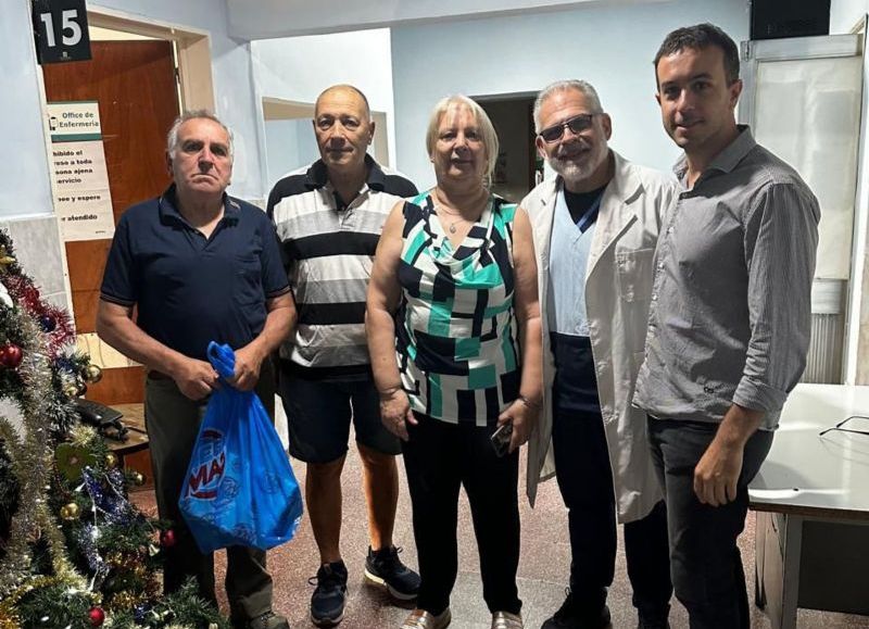 Reyes con ternura en el Hospital Municipal: el gesto del Club de Abuelos que llenó de sonrisas la pediatría