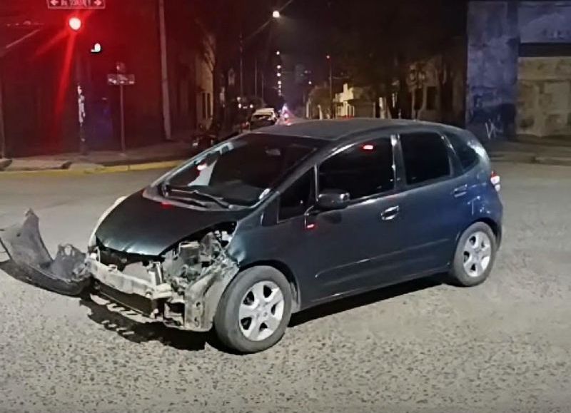 Dos personas terminaron hospitalizadas tras un choque entre un auto y una moto