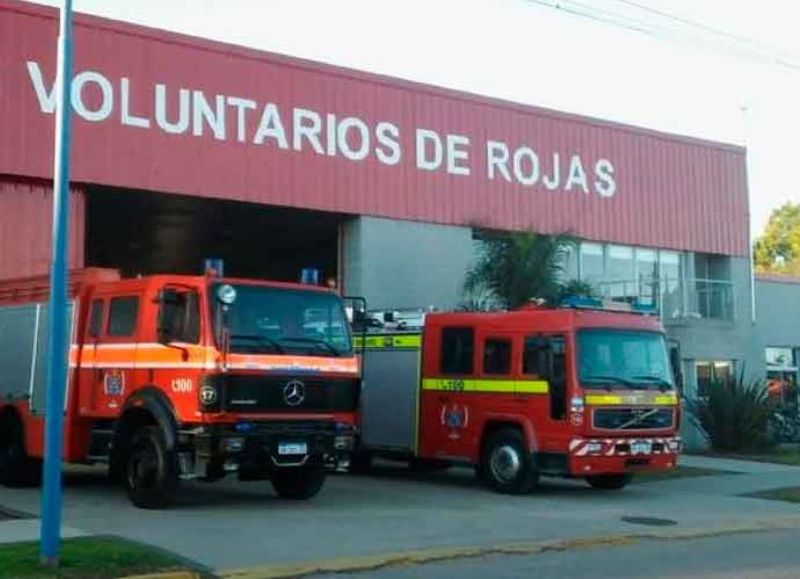 Bomberos actúan ante un principio de incendio en un criadero de pollos sobre la ruta 31