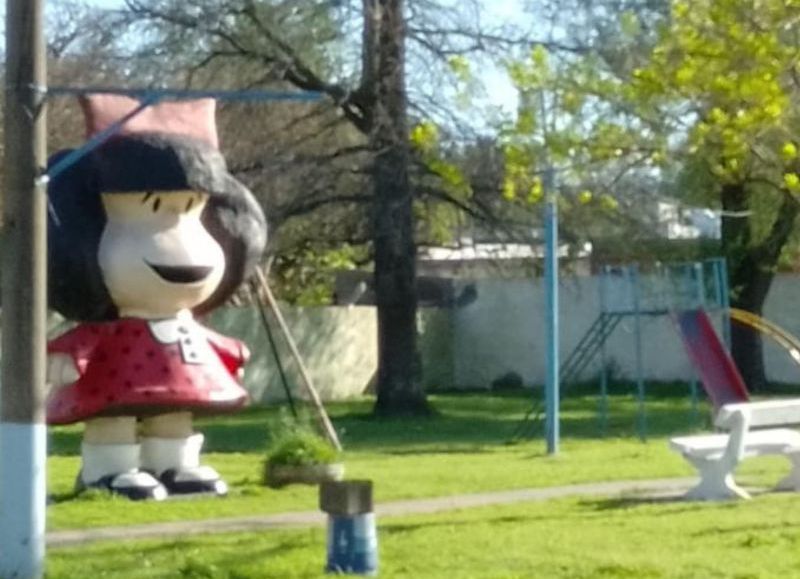 Robo en la plaza Belgrano: se llevaron el reflector de la estatua de Mafalda
