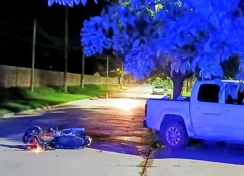Choque entre una moto y una camioneta dejó a una joven con heridas de consideración