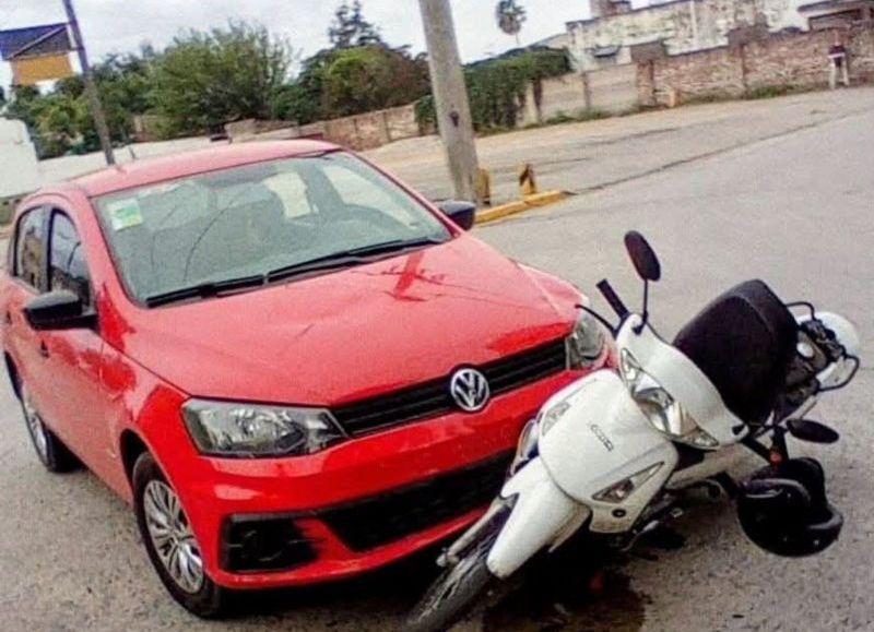 Choque entre una moto y un auto en Yrigoyen y Fernando de Rojas