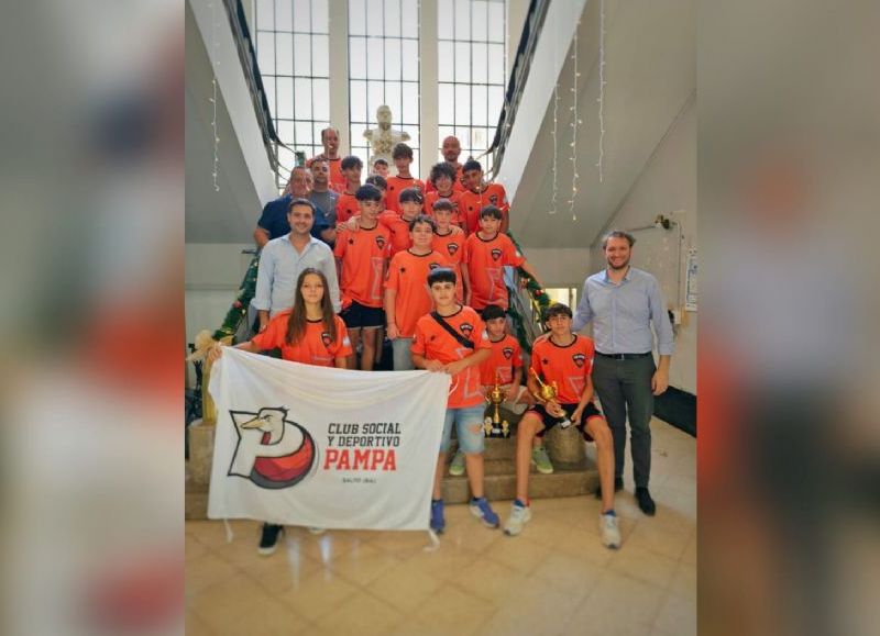 El Municipio de Salto recibió y homenajeó a los campeones de básquet del Club Pampa