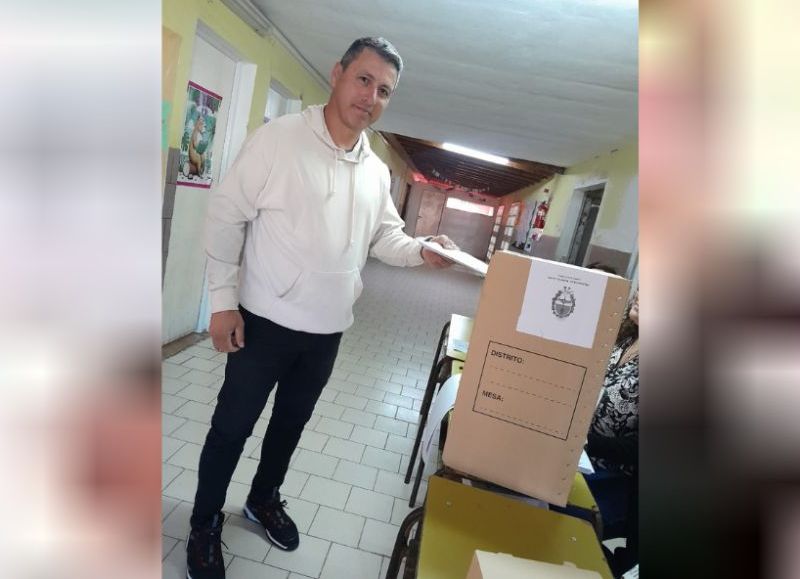 #Elecciones2025: votó a primera hora el candidato a concejal Juan Marcelo Vera