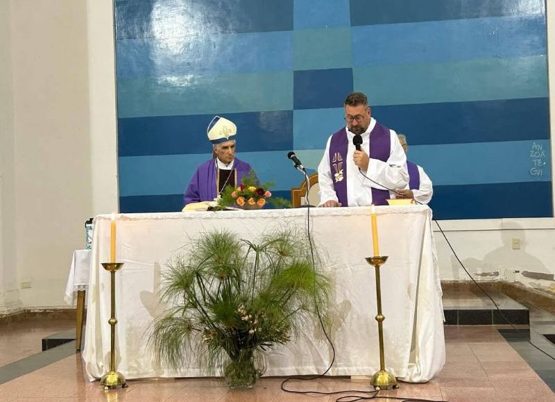 El padre Gustavo asumió como nuevo párroco de la iglesia de Ascensión y Ferré