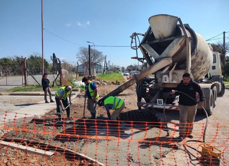 Avanzan los trabajos de repavimentación en calle Italia, acceso a barrio Progreso