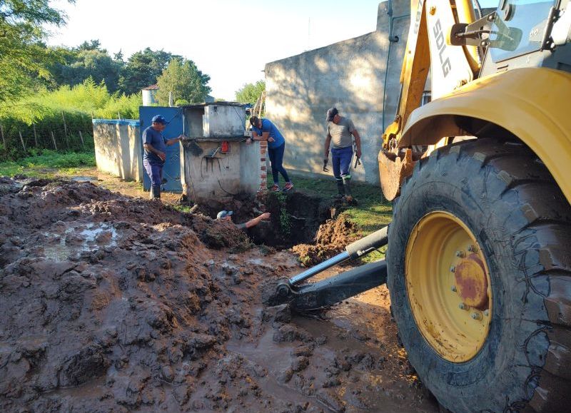 Reparan cañería del pozo de agua número 4 en Barrio Belgrano