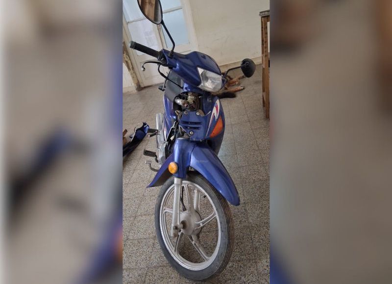 Encuentran una moto robada el 31 de enero: estaba escondida entre pastizales en Barrio Covendiar II