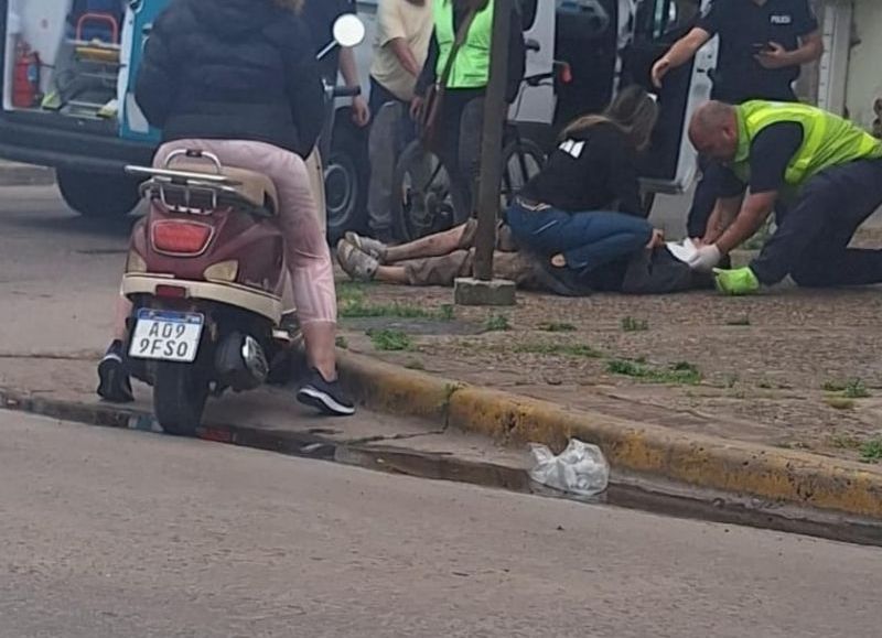 Un motociclista fue hospitalizado tras chocar con una camioneta: está grave