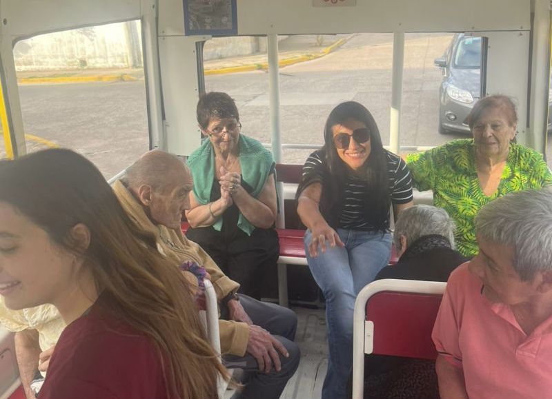 Los abuelos del Hogar Municipal disfrutaron de un nuevo paseo en el Tren de la Alegría