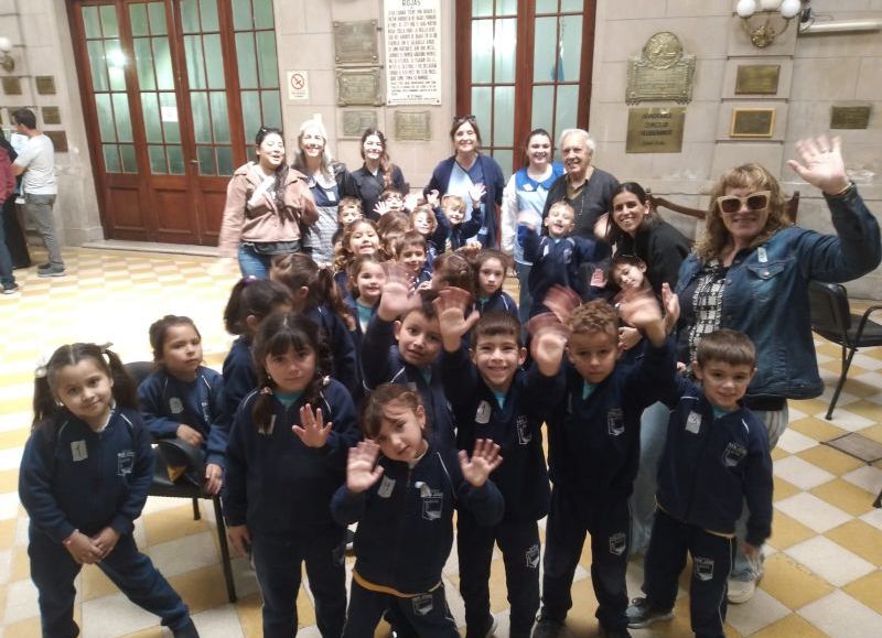 Aprendizaje al aire libre: alumnos del Jardín San José exploraron la historia y la matemática en la Plaza San Martín