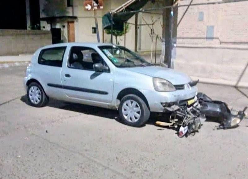 Choque entre auto y moto en Alsina y Lamadrid dejó a una mujer en terapia intensiva, luego falleció