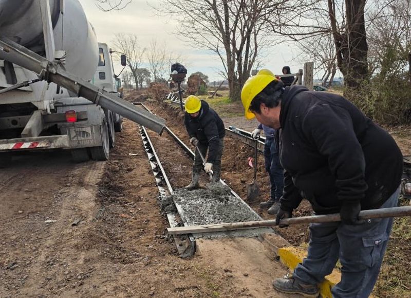 Avanza la obra de cordón cuneta sobre avenida Pellegrini con los primeros metros ya ejecutados