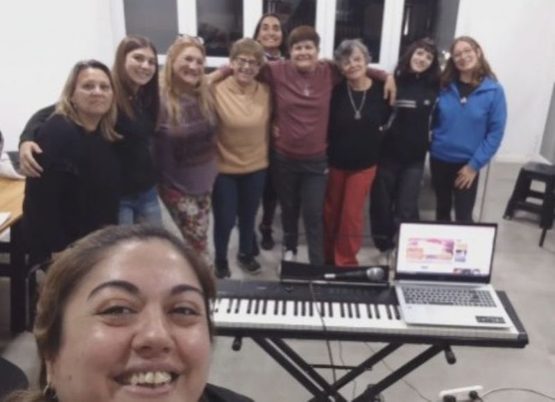 Voz Plena abre el 2026 con varieté en vivo y un nuevo taller de locución