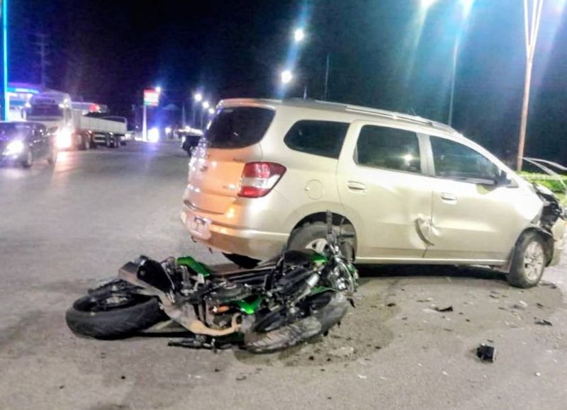 Chocaron una moto y un auto en el acceso a la ciudad: hay un herido con lesiones graves