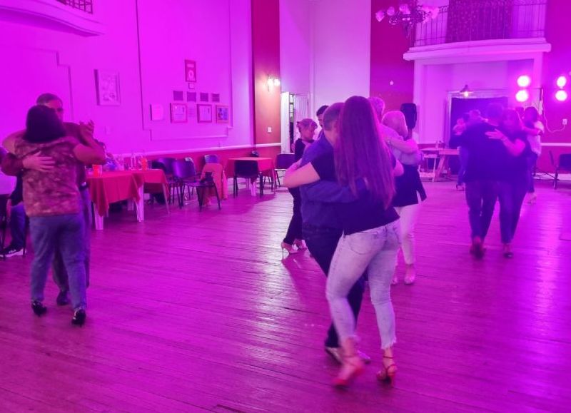Vecinos disfrutaron de una velada de tango en el Centro Cultural Ernesto Sábato
