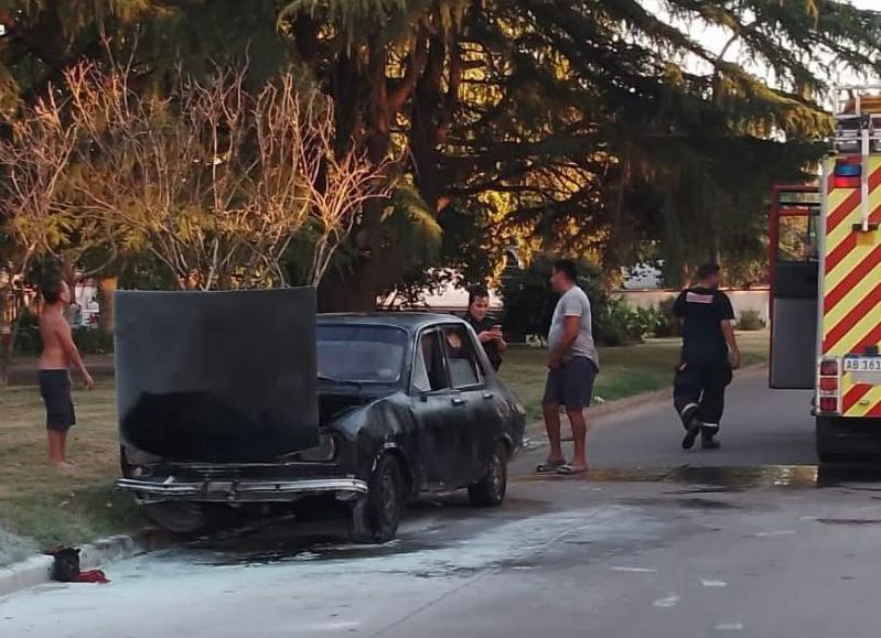 Se incendió un automóvil frente al cementerio: bomberos controlan la situación