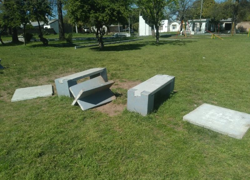 Vecinos denuncian vandalismo en la plazoleta Malvinas Argentinas