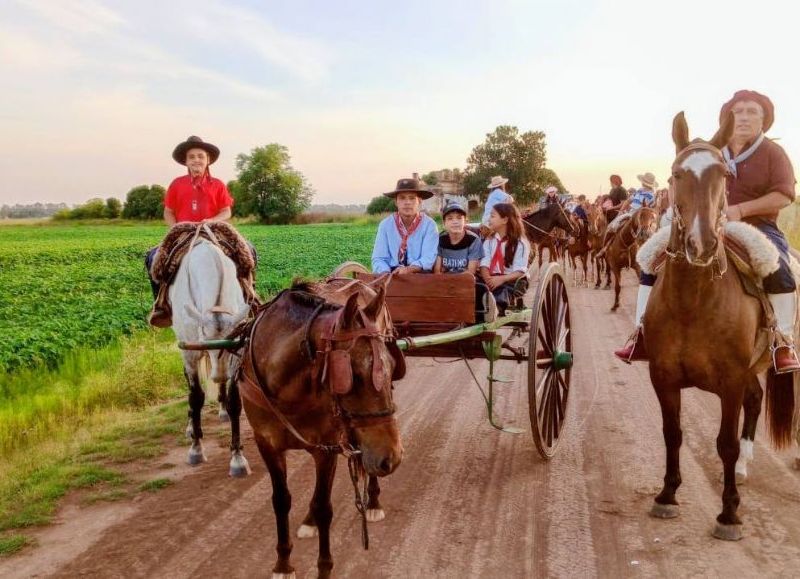 Tradición y música en la Cabalgata y Baile Gauchito Gil a Roberto Cano