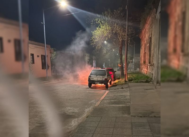 Rápido control de los bomberos evita un trágico mayor: un auto se incendió en la madrugada