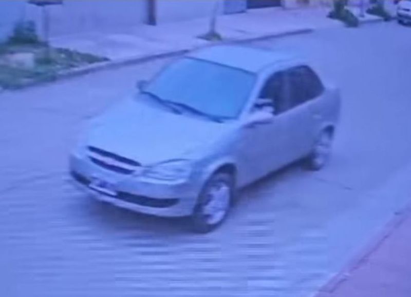 VIDEO | Sinvergüenzas: unos delincuentes arriba de un auto le robaron a una abuela que iba en bicicleta