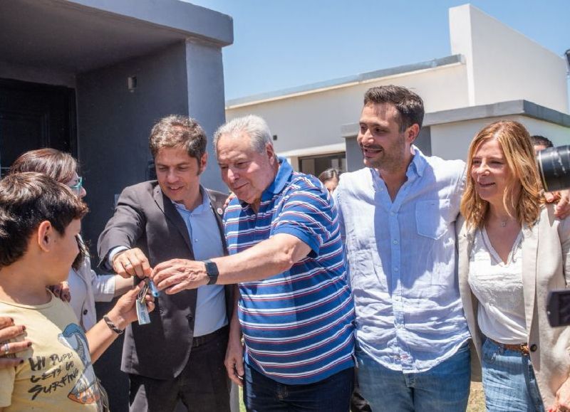 El gobernador bonaerense Axel Kicillof entregó viviendas en Salto