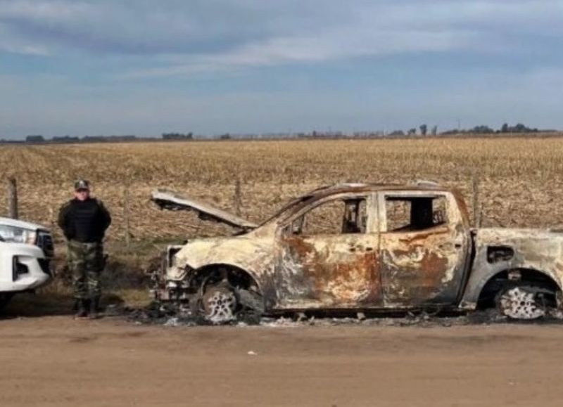 Hallaron una camioneta incendiada con pedido de secuestro y aprehendieron a un hombre por tenencia ilegal de arma