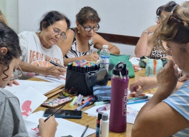 La ciudad puso en marcha el taller municipal gratuito de dibujo y pintura para adultos