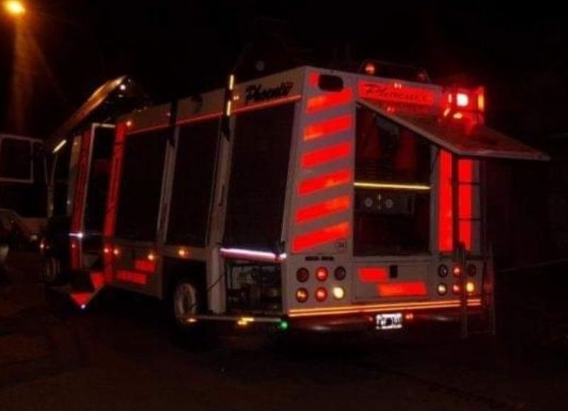 Accidente en La Beba: bomberos trabajaron en plena tormenta durante la madrugada