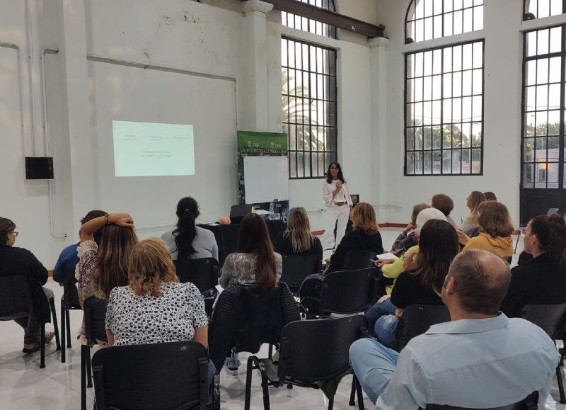 Se realizó una charla abierta sobre Neurobiología a cargo de la profesora Carina Gimena Reyes
