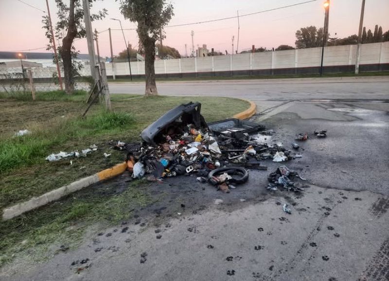 Contenedor desbordado en Pellegrini y Martínez Fonte generó reclamos vecinales