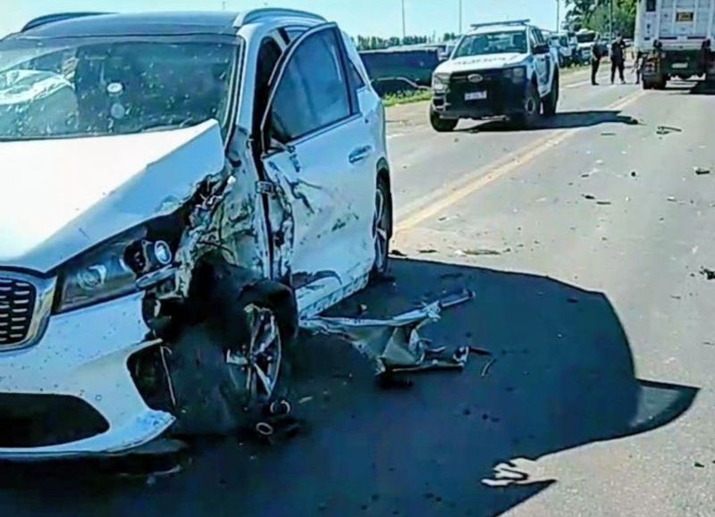 Choque entre un auto y un camión en la Ruta Nacional 188
