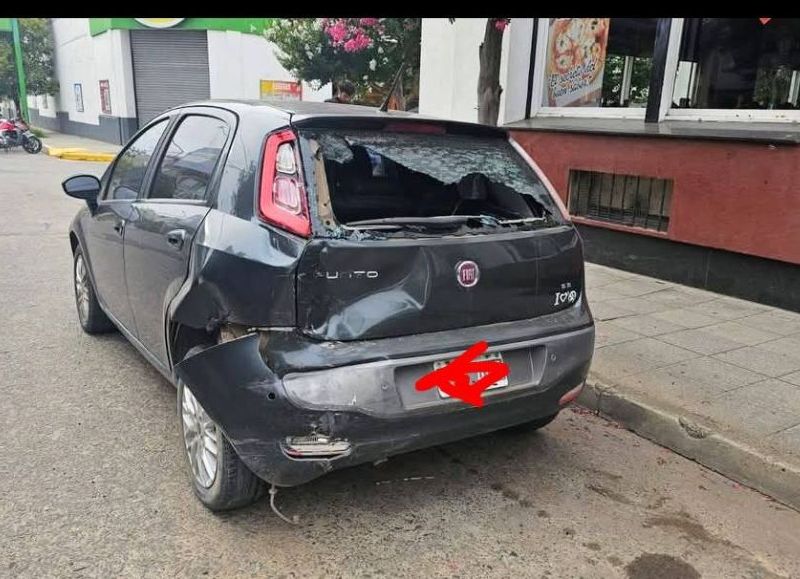 Choque en la madrugada: un patrullero impactó contra dos vehículos estacionados