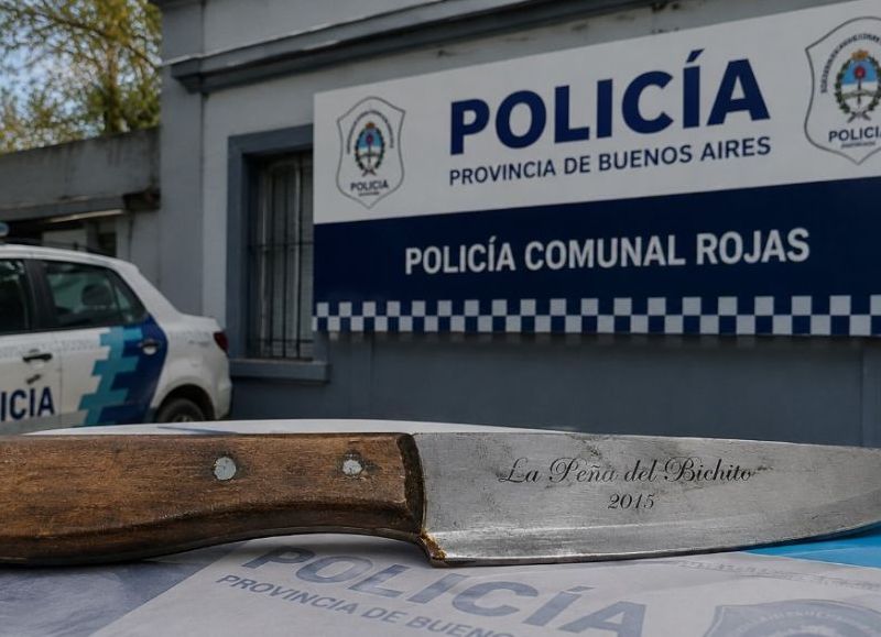 La Policía Comunal busca al dueño de un cuchillo con la inscripción "La Peña del Bichito" 2015