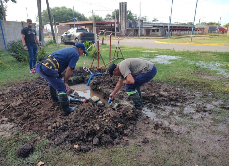 Reparación de cañería maestra de la red de agua en Avenida Helguera y Loma Negra