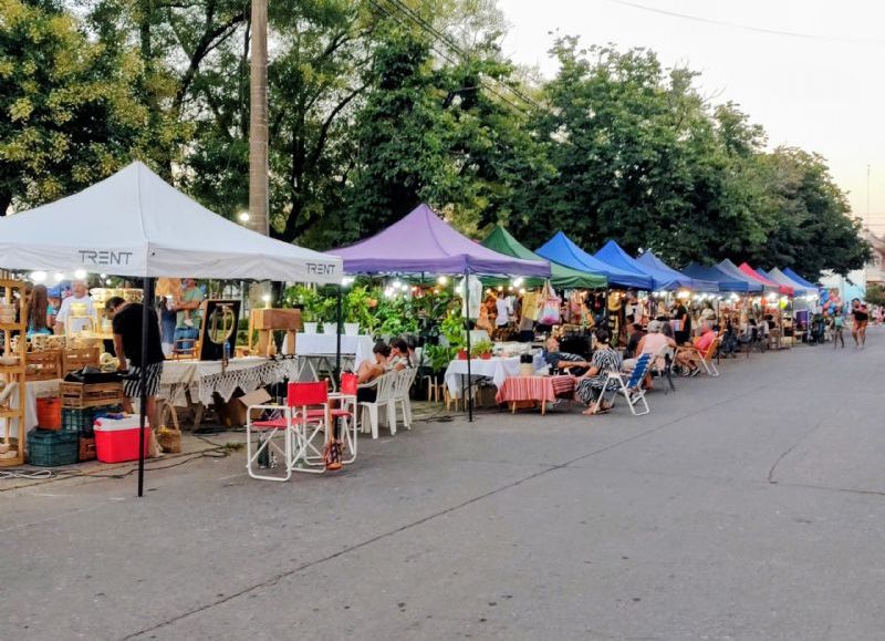 La feria en la plaza llega este domingo con propuestas culturales y emprendedores locales